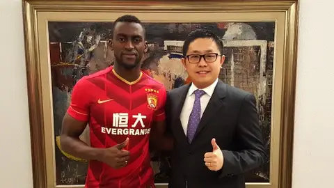 Jackson Martínez posa con su nueva camiseta Jackson Martínez posa con su nueva camiseta