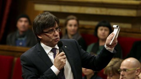 El presidente de la Generalitat, Carles Puigdemont, en el Parlamento Catal&aacute;n