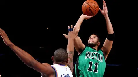 Evan Turner lanza a canasta Evan Turner lanza a canasta