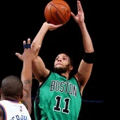Evan Turner lanza a canasta Evan Turner lanza a canasta