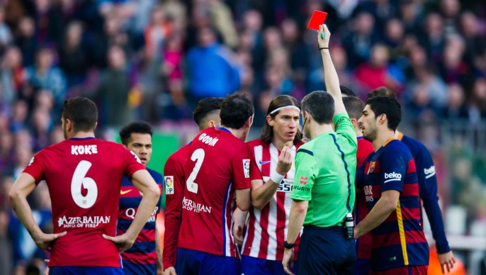 Filipe Luis ve la cartulina roja tras su entrada sobre Messi