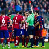 Filipe Luis ve la cartulina roja tras su entrada sobre Messi