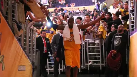 Kobe Bryant se marcha saludando al público Kobe Bryant se marcha saludando al público