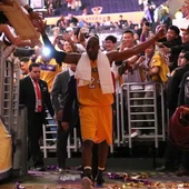 Kobe Bryant se marcha saludando al público Kobe Bryant se marcha saludando al público