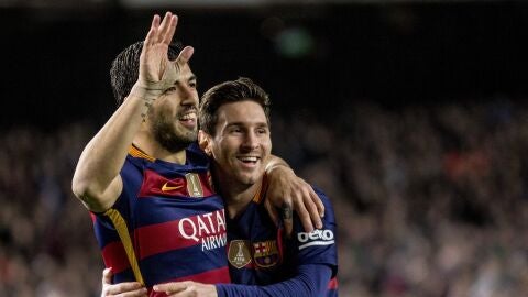 Luis Su&aacute;rez y Messi celebran uno de los goles del Barcelona