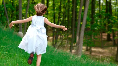 Niña de espaldas Niña de espaldas
