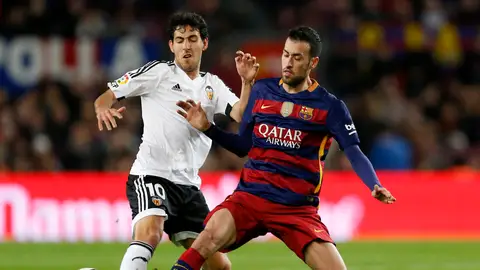 Sergio Busquets disputa un balón con Parejo Sergio Busquets disputa un balón con Parejo