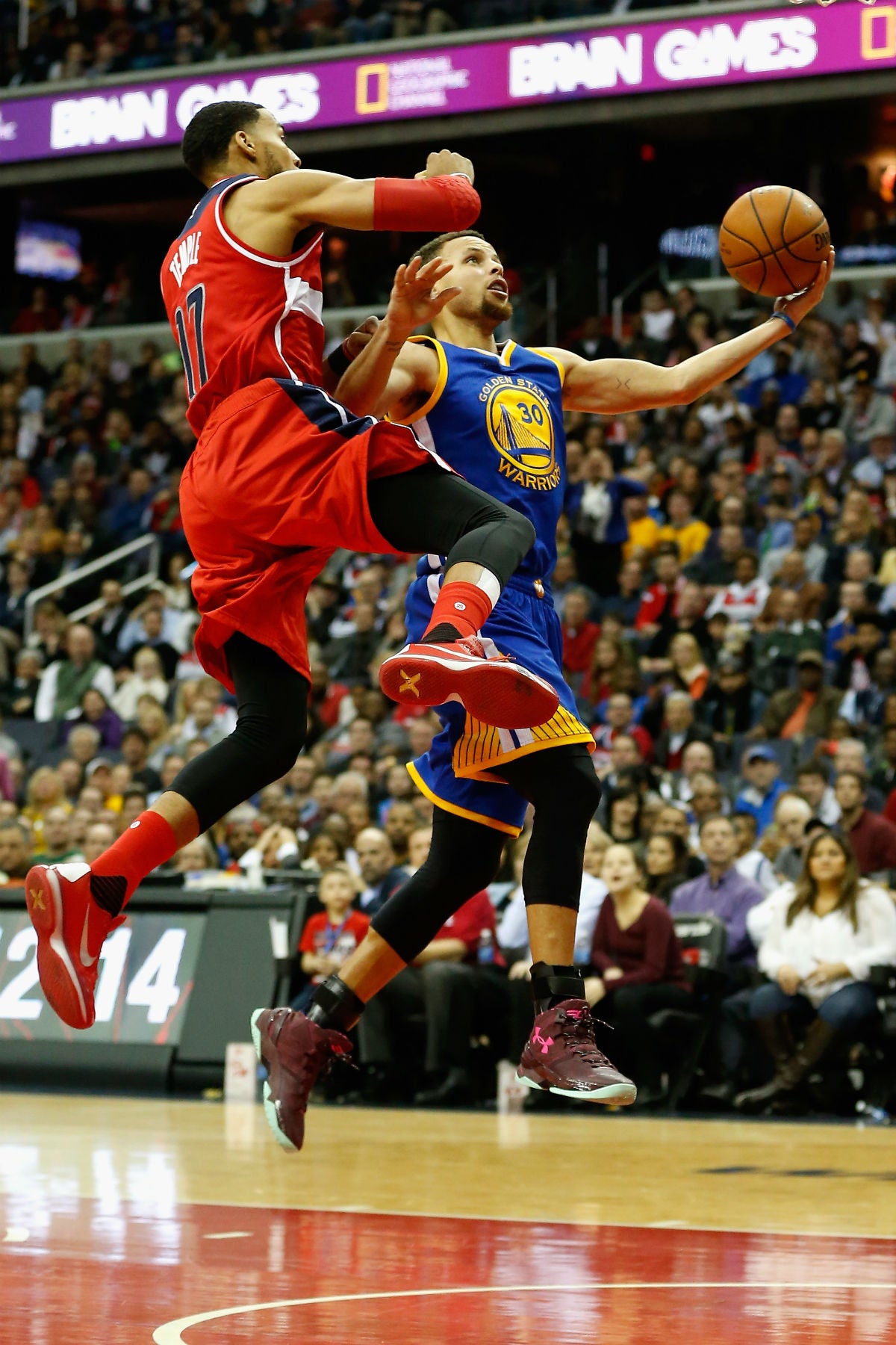 Exhibición de Curry en Washington en una victoria histórica de los Warriors Exhibición de Curry en Washington en una victoria histórica de los Warriors