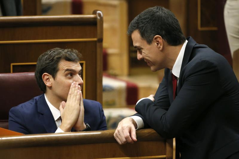 Tertulia: ¿Es compatible una negociación simultánea del PSOE con C's y Podemos? Tertulia: ¿Es compatible una negociación simultánea del PSOE con C's y Podemos?