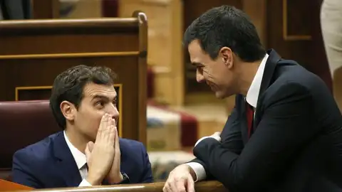 Pedro Sánchez con Albert Rivera en el Congreso. Pedro Sánchez con Albert Rivera en el Congreso.