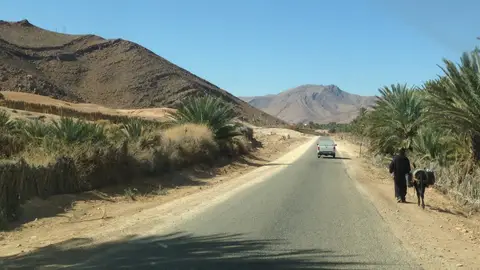 Carretera que atraviesa el desierto del Sáhara Imagen de Jorge Granullaque atravesando el desierto del Sáhara para llegar a Gambia