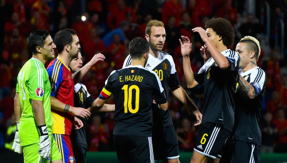 Hazard celebra un triunfo de Bélgica con sus compañeros