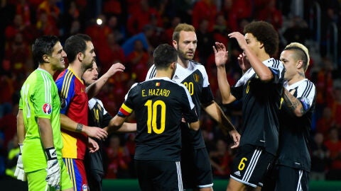 Hazard celebra un triunfo de B&eacute;lgica con sus compa&ntilde;eros