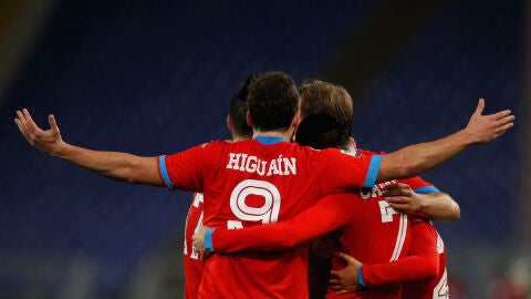 Gonzalo Higua&iacute;n celebra un gol con sus compa&ntilde;eros