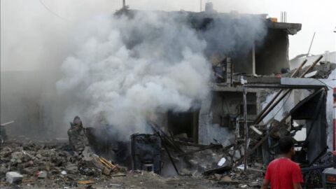 Yemen&iacute;es inspeccionan el lugar de una explosi&oacute;n