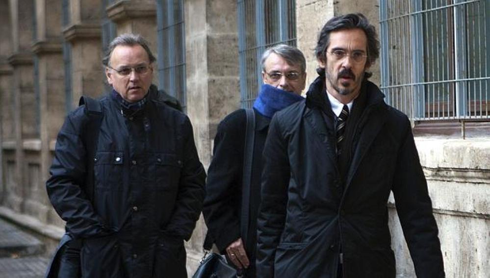 Los hermanos Marco Antonio (d) y Miguel Tejeiro (c) acompañados por su abogado (i)