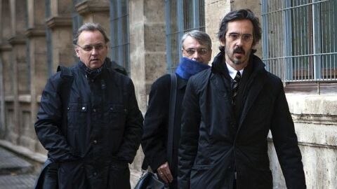 Los hermanos Marco Antonio (d) y Miguel Tejeiro (c) acompa&ntilde;ados por su abogado (i)