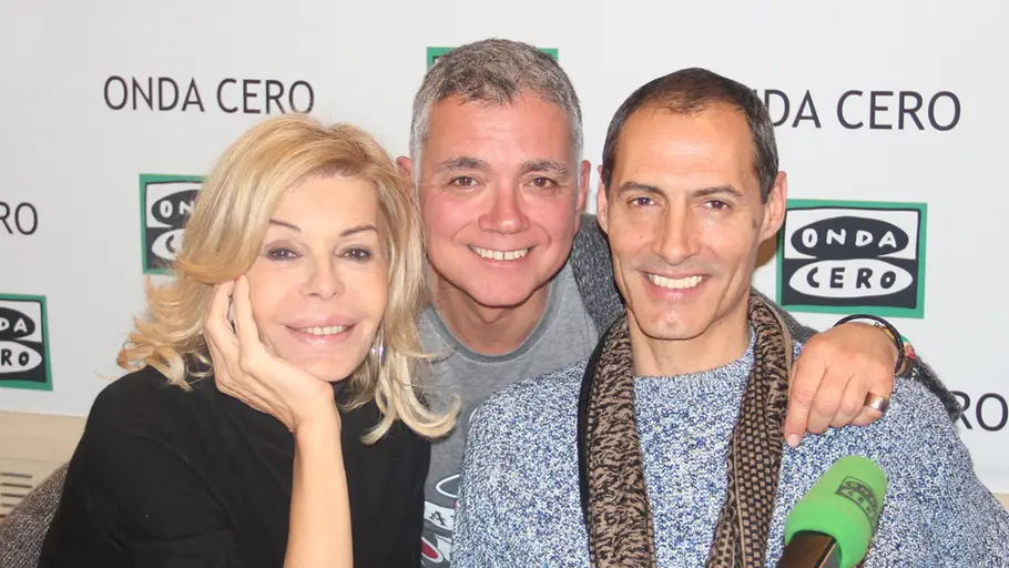 Bibiana Fernández y Manuel Bandera con Juan Ramón Lucas Bibiana Fernández y Manuel Bandera presentan en Más de uno con Juan Ramón Lucas su obra 'El amor está en el aire'