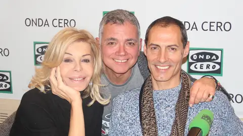 Bibiana Fernández y Manuel Bandera con Juan Ramón Lucas Bibiana Fernández y Manuel Bandera presentan en Más de uno con Juan Ramón Lucas su obra 'El amor está en el aire'