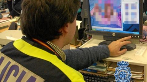 Polic&iacute;a Nacional registrando archivos inform&aacute;ticos y ordenadores