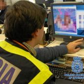 Policía Nacional registrando archivos informáticos y ordenadores