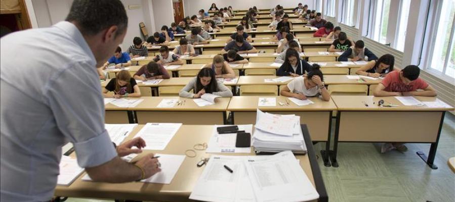 Estudiantes haciendo un examen Estudiantes haciendo un examen