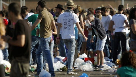 J&oacute;venes en un botell&oacute;n