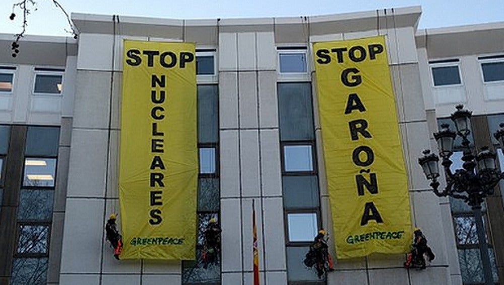 Pancartas de Greenpeace contra la reapertura de Garoña
