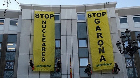 Pancartas de Greenpeace contra la reapertura de Garo&ntilde;a