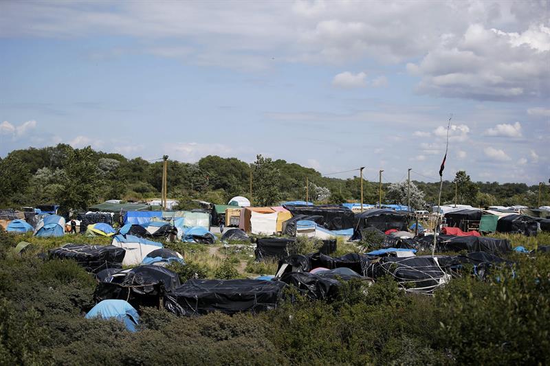 Un juez valida el cierre del campamento de inmigrantes conocido como la "jungla de Calais" Un juez valida el cierre del campamento de inmigrantes conocido como la "jungla de Calais"