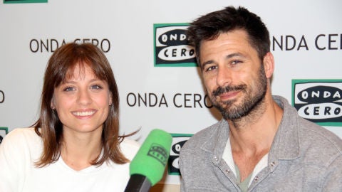 Los actores Michelle Jenner y Hugo Silva en M&aacute;s de uno