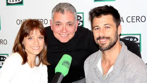 Michelle Jenner y Hugo Silva junto a Juan Ramón Lucas Michelle Jenner y Hugo Silva junto a Juan Ramón Lucas