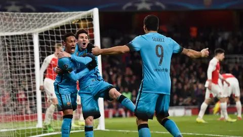 Messi, Suárez y Neymar celebran un gol en el Emirates Messi, Suárez y Neymar celebran un gol en el Emirates