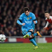 Leo Messi lanza el penalti en el Emirates