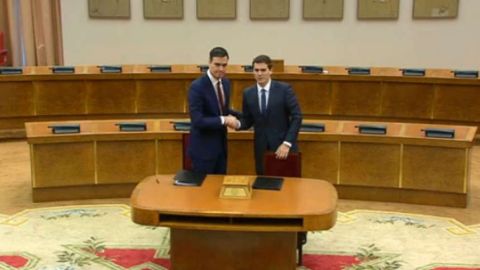 Pedro S&aacute;nchez y Albert Rivera firman el documento para un "pacto de Gobierno"