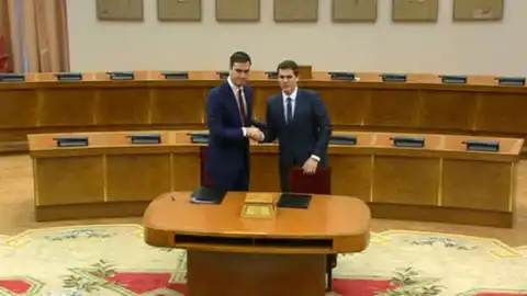 Pedro Sánchez y Albert Rivera firman el documento para un "pacto de Gobierno" Pedro Sánchez y Albert Rivera firman el documento para un "pacto de Gobierno"