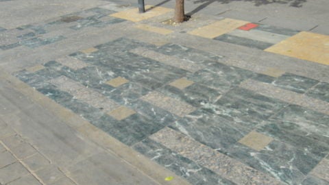 Caballas las califica como "losetas asesinas". Se encuentran en el Paseo del Revell&iacute;n de Ceuta