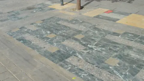 Losetas verdes Caballas las califica como "losetas asesinas". Se encuentran en el Paseo del Revellín de Ceuta