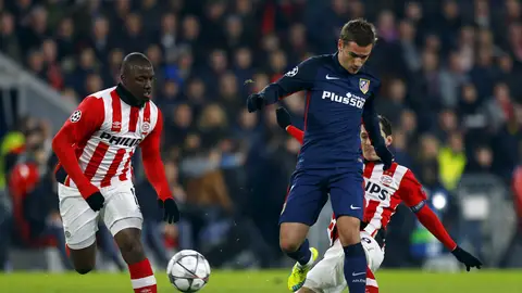 Griezmann se enfrenta a los defensas del PSV Griezmann se enfrenta a los defensas del PSV