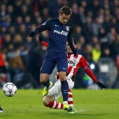 Griezmann se enfrenta a los defensas del PSV