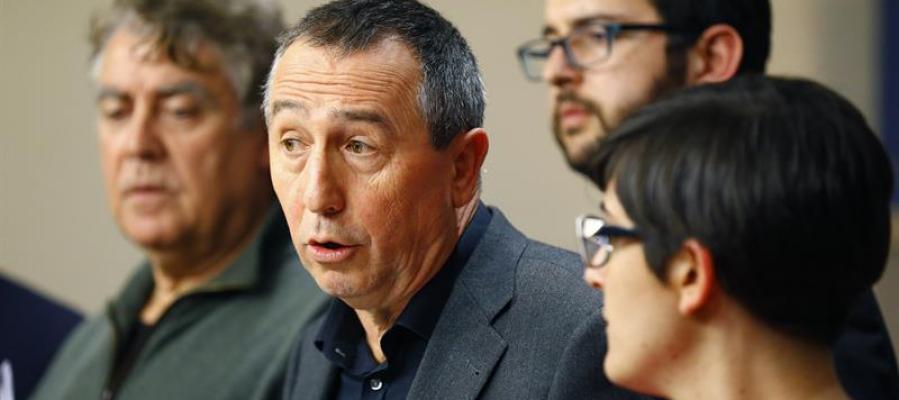 El portavoz parlamentario de Compromís, Joan Baldoví (c), acompañado de los diputados El portavoz parlamentario de Compromís, Joan Baldoví (c), acompañado de los diputados