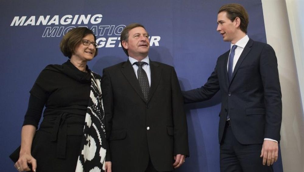 El ministro austriaco de Exteriores, Sebastian Kurz, y la ministra austriaca del Interior, Johanna Mikl-Leitner, con el ministro de Exteriores esloveno, Karl Erjavec