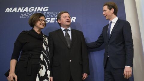 El ministro austriaco de Exteriores, Sebastian Kurz, y la ministra austriaca del Interior, Johanna Mikl-Leitner, con el ministro de Exteriores esloveno, Karl Erjavec