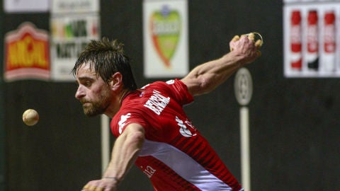 Pablo Berasaluze golpea una pelota