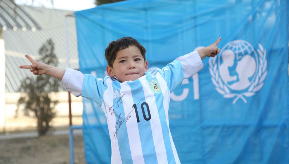 Murtaza posa con la camiseta dedicada por Messi