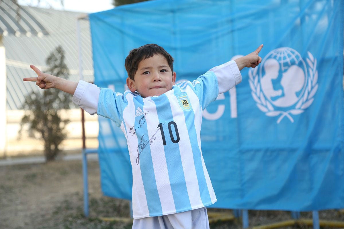 El niño afgano que recibió una camiseta de Messi huye del país junto a su familia por amenazas de muerte El niño afgano que recibió una camiseta de Messi huye del país junto a su familia por amenazas de muerte