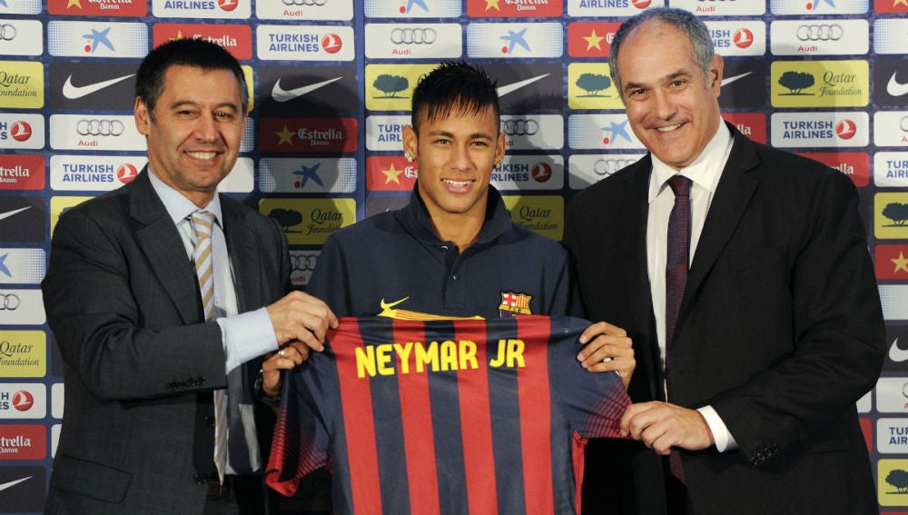 Zubizarreta posa junto a Neymar y Bartomeu