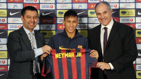 Zubizarreta posa junto a Neymar y Bartomeu