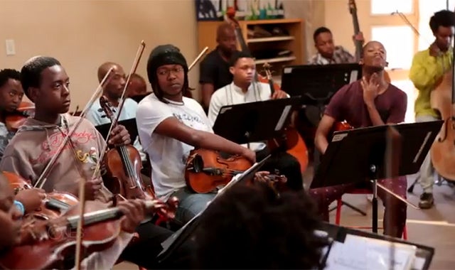 La orquesta que componen 28 jóvenes sudafricanos en riesgo de exclusión La orquesta que componen 28 jóvenes sudafricanos en riesgo de exclusión