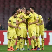 Los jugadores del Villarreal celebran el gol de Pina en San Paolo